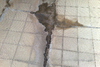 degrado-pavimento-con-ristagno-acque-meteoriche-2